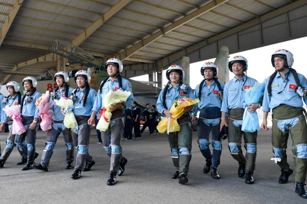 Những phi công Su-30MK2 hoàn thành xuất sắc nhiệm vụ.