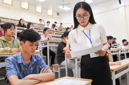 Trong sáng 17/5, các thí sinh có mặt tại phòng thi để làm thủ tục.