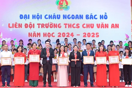 Thành đoàn-Hội đồng Đội Thành phố Hà Nội trao tặng Bằng khen và Giấy chứng nhận cho các cá nhân và tập thể tiêu biểu có thành tích xuất sắc trong công tác tổ chức Mô hình điểm Đại hội Cháu ngoan Bác Hồ, khối THCS năm học 2024-2025.