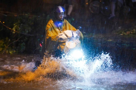 Mưa lớn vào đúng giờ tan tầm, nhiều người dân Hà Nội vất vả di chuyển về nhà.