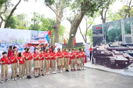 Học sinh Trường tiểu học Tràng An ( Hoàn Kiếm, Hà Nội) hào hứng tại triển lãm.