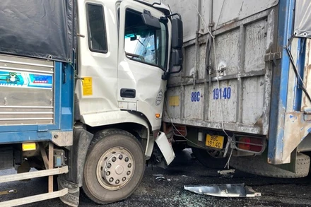 Vụ tai nạn liên hoàn xảy ra tại Km7+555 cao tốc La Sơn-Túy Loan làm 4 xe ô-tô bị hư hỏng.