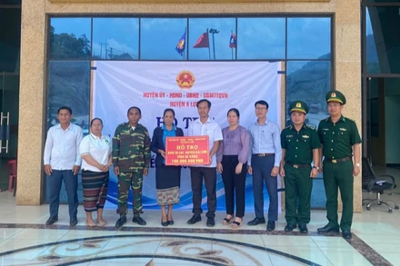 Lãnh đạo huyện miền núi A Lưới chia sẻ khó khăn với đồng bào Lào anh em ở bên kia biên giới.