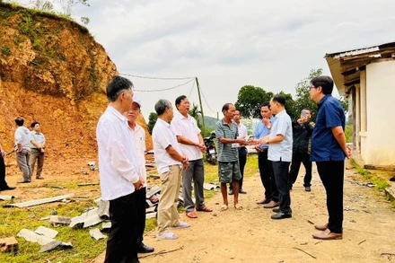 Lãnh đạo UBND huyện A Lưới thăm các hộ dân bị hư hỏng nhà cửa do dông , lốc, sét.