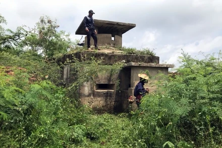 Một lô cốt đã xuống cấp nằm trên thượng thành thuộc hệ thống di tích kinh thành Huế. 