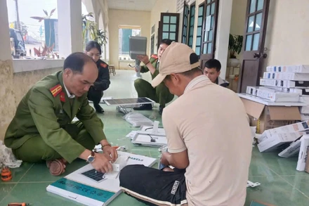 Công an xã Quảng Nhâm cùng dân địa phương thực hiện dự án Thắp sáng bước chân em