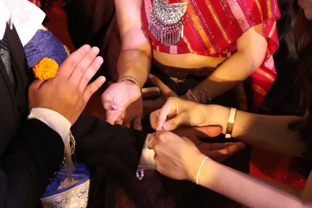 Lưu học sinh cột chỉ cổ tay gửi lời chúc may mắn trong dịp đầu năm mới.