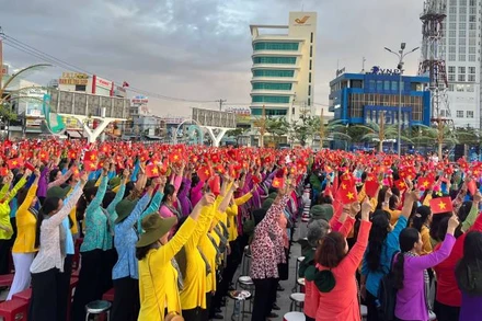 Phụ nữ tỉnh Bến Tre tham gia các hoạt động kỷ niệm 65 năm Phong trào Đồng khởi. (Ảnh: HOÀNG TRUNG)