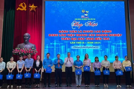 Liên đoàn Lao động tỉnh Bến Tre tặng quà cho đảng viên là người lao động đang làm việc trong doanh nghiệp. (Ảnh: HOÀNG TRUNG)