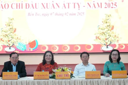 Lãnh đạo tỉnh Bến Tre chủ trì buổi Họp mặt báo chí Xuân Ất Tỵ 2025. (Ảnh: HOÀNG TRUNG)