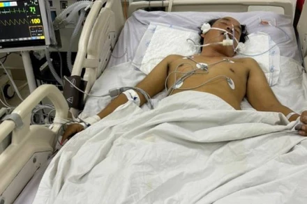 Một trong 4 bệnh nhân ngộ độc rượu phải cấp cứu tại Bệnh viện Nguyễn Đình Chiểu. (Ảnh: HOÀNG TRUNG)