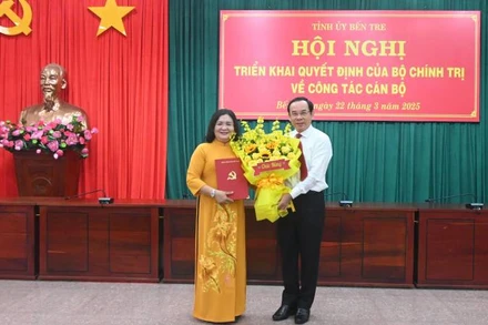 Đồng chí Nguyễn Văn Nên trao quyết định của Bộ Chính trị chuẩn y cho đồng chí Hồ Thị Hoàng Yến giữ chức Bí thư Tỉnh ủy Bến Tre. (Ảnh: HOÀNG TRUNG)