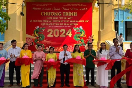 Ban Tổ chức thực hiện nghi thức cắt băng khai mạc chương trình "Tết sum vầy" và Triển lãm chuyên đề "Khát vọng-Vượt lên".