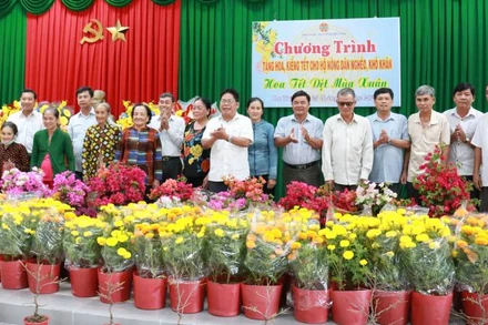 Lãnh đạo Hội Nông dân tỉnh Bến Tre cùng chính quyền địa phương trao hoa, cây kiểng cho hội viên, nông dân có hoàn cảnh khó khăn tại huyện Ba Tri. (Ảnh: HOÀNG TRUNG)
