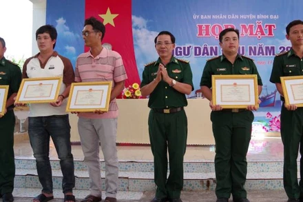 Tập thể và cá nhân được khen thưởng với thành tích cứu hộ ngư dân trên biển. (Ảnh: HOÀNG TRUNG)