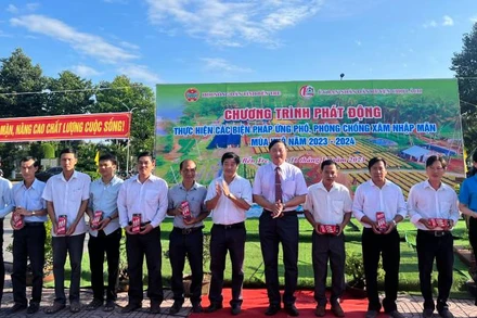 Lãnh đạo huyện Chợ Lách trao tặng dụng cụ đo độ mặn giúp người dân