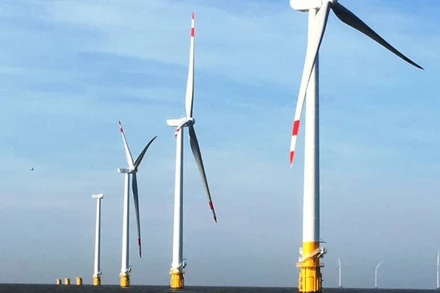 Dự án điện gió ven biển của tỉnh Bến Tre được vận hành, phát điện. (Ảnh: HOÀNG TRUNG)