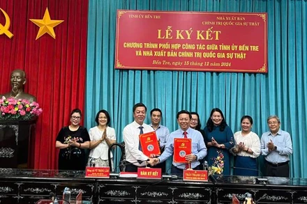 Tỉnh ủy Bến Tre và Nhà xuất bản Chính trị quốc gia Sự thật ký kết chương trình phối hợp. (Ảnh: HOÀNG TRUNG)