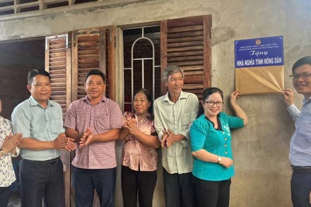 Lãnh đạo Hội nông dân tỉnh Bến Tre cùng chính quyền địa phương bàn giao nhà cho nông dân Phạm Ngọc Đức. (Ảnh: HOÀNG TRUNG)