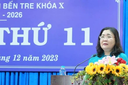 Đồng chí Hồ Thị Hoàng Yến, Chủ tịch Hội đồng nhân dân tỉnh Bến Tre phát biểu tại kỳ họp.