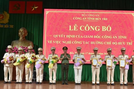 Đại tá Trương Sơn Lâm, Giám đốc Công an tỉnh Bến Tre, trao quyết định nghỉ hưu cho các đồng chí lãnh đạo Trưởng phòng, Trưởng Công an huyện. (Ảnh: HOÀNG TRUNG)