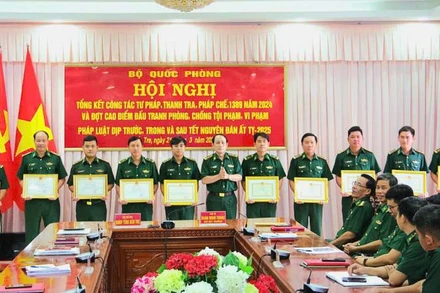 Bộ Chỉ huy Bộ đội Biên phòng tỉnh Bến Tre khen thưởng tập thể, cá nhân triệt phá đường dây mua bán người trên biển. (Ảnh: HOÀNG TRUNG)