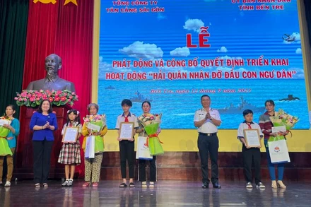 Đại biểu tham dự buổi lễ trao quyết định đỡ đầu 5 con em ngư dân.