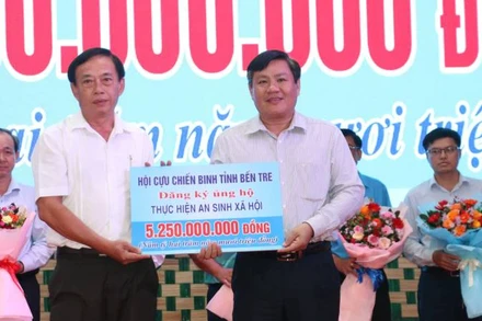 Đại diện Hội Cựu chiến binh tỉnh Bến tre đăng ký ủng hộ tại chương trình phát động tháng cao điểm "Vì người nghèo". (Ảnh: HOÀNG TRUNG)