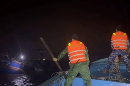 Lực lượng Bộ đội Biên phòng tiếp cận hiện trường, cứu thành công 4 thuyền viên gặp nạn trên biển. (Ảnh: Bộ đội Biên phòng tỉnh Bến Tre cung cấp)