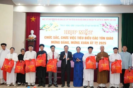 Lãnh đạo tỉnh Bến Tre tặng quà lưu niệm cho chức sắc tiêu biểu các tôn giáo. (Ảnh: HOÀNG TRUNG)