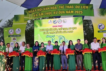 Đại biểu thực hiện nghi thức khai mạc Ngày hội Văn hóa, Thể thao, Du lịch và Ẩm thực Xứ Dừa năm 2025. (Ảnh: HOÀNG TRUNG)