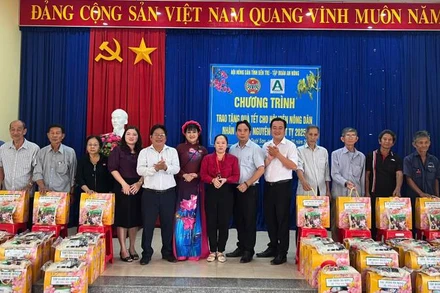 Lãnh đạo Hội Nông dân, chính quyền địa phương cùng đơn vị tài trợ trao quà Tết cho hội viên nông dân. (Ảnh: HOÀNG TRUNG)