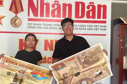 Bạn đọc đến nhận Phụ san đặc biệt của Báo Nhân Dân. (Ảnh: HOÀNG TRUNG)