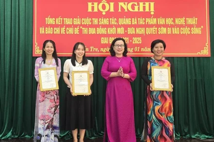 Trưởng Ban Tuyên giáo Tỉnh ủy Bến Tre Nguyễn Trúc Hạnh trao Giải A cho nhóm tác giả Báo Đồng Khởi. (Ảnh: HOÀNG TRUNG)