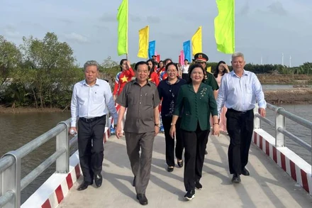 Đại biểu tham dự lễ cùng người dân địa phương vui mừng đi qua cầu Rạch Bà 1 vừa khánh thành, đưa vào sử dụng.