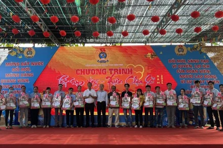 Trao quà cho đoàn viên công đoàn không có điều kiện về quê đón Tết.