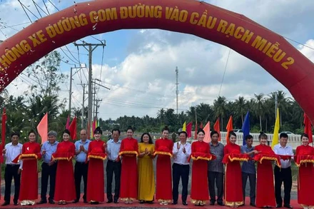 Đại biểu tham dự buổi Lễ thực hiện nghi thức cắt băng thông xe Dự án Đường gom đường vào cầu Rạch Miễu 2. (Ảnh: HOÀNG TRUNG)