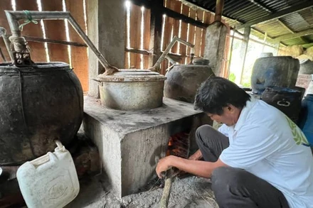 Người dân nông thôn hay sử dụng rượu nấu theo kiểu truyền thống, không nhãn mác, không kiểm tra chất lượng nên thường xảy ra ngộ độc rượu.