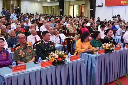 Đại biểu tỉnh Bến Tre tham dự Lễ kỷ niệm 50 năm Ngày Giải phóng miền nam. (Ảnh: HOÀNG TRUNG)