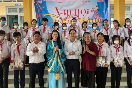 Đại biểu trao quà cho các cháu thiếu nhi tại xã đảo Tam Hiệp.