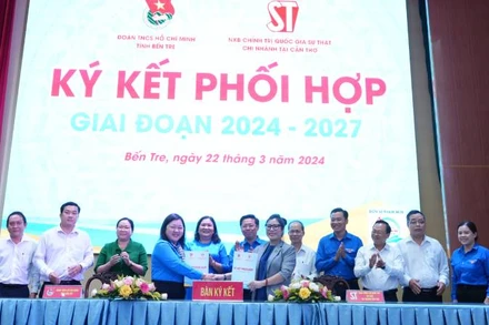 Ban Thường vụ Tỉnh đoàn Bến Tre và Ban Giám đốc Nhà xuất bản Chính trị Quốc gia Sự thật Chi nhánh Cần Thơ ký kết phối hợp giai đoạn 2024 – 2027. 