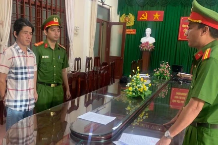 Đối tượng Lê Thanh Hoài Ngân bị khởi tố về hành vi khai thác cát sông trái phép.