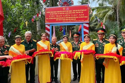 Đoàn thiện nguyện thực hiện nghi thức cắt băng khánh thành cầu nông thôn tại xã Châu Hòa (huyện Giồng Trôm, tỉnh Bến Tre).