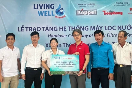 Đơn vị tài trợ trao bảng tượng trưng tặng hệ thống máy lọc nước cho chính quyền địa phương.