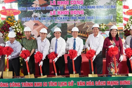 Lãnh đạo tham dự buổi lễ thực hiện nghi thức khởi công Khu di tích lịch sử-văn hóa Bưng Lạc Địa. (Ảnh: HOÀNG TRUNG)