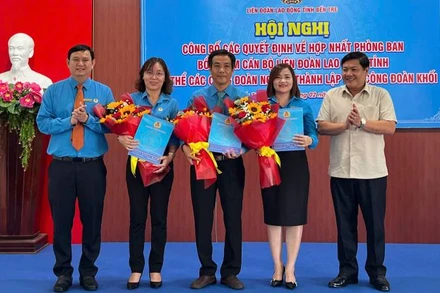 Trao quyết định bổ nhiệm cán bộ tại Liên đoàn Lao động tỉnh Bến Tre. (Ảnh: HOÀNG TRUNG)