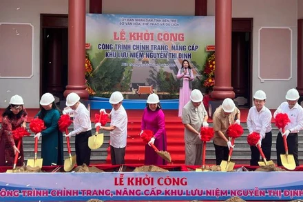 Lãnh đạo tỉnh tham dự buổi lễ thực hiện nghi thức động thổ khởi công công trình chỉnh trang, nâng cấp Khu lưu niệm Nguyễn Thị Định. (Ảnh: HOÀNG TRUNG)