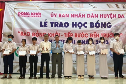 Ban Tổ chức trao học bổng cho học sinh nghèo, vượt khó học giỏi.