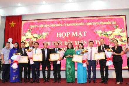 Tỉnh Bến Tre tôn vinh 5 trí thức có nhiều sáng kiến, ứng dụng khoa học công nghệ cho sự phát triển của địa phương. (Ảnh: HOÀNG TRUNG)