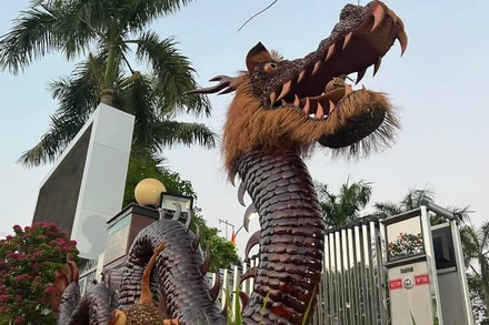 Linh vật rồng màu đen được làm bằng chất liệu dừa.
